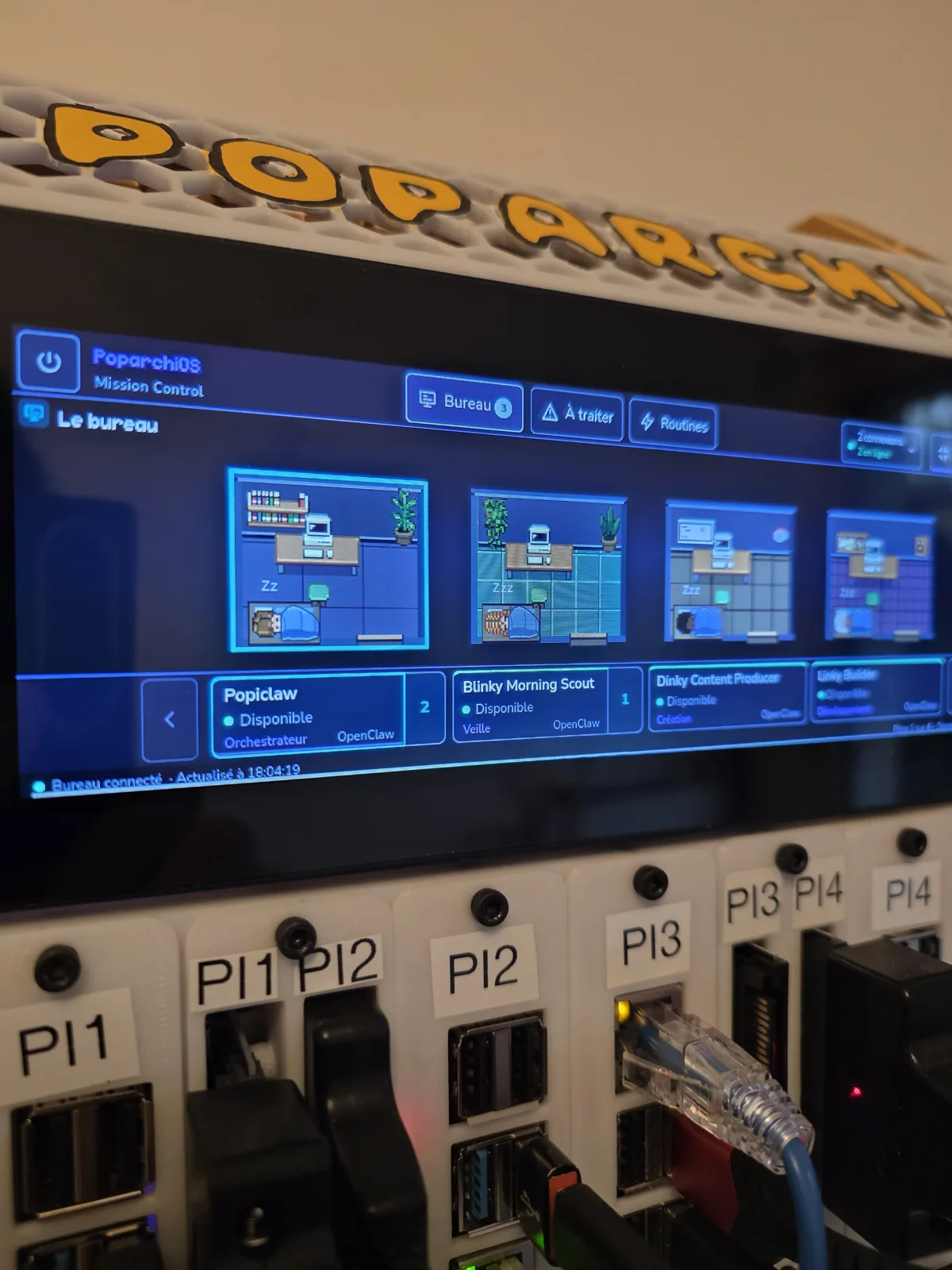 Mission Control en fonctionnement sur l’écran du homelab PopArchi, au-dessus des Raspberry Pi.